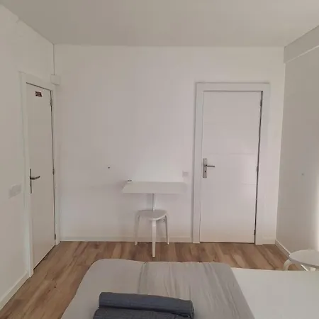 Guest house Lisbon South Bay 2 *